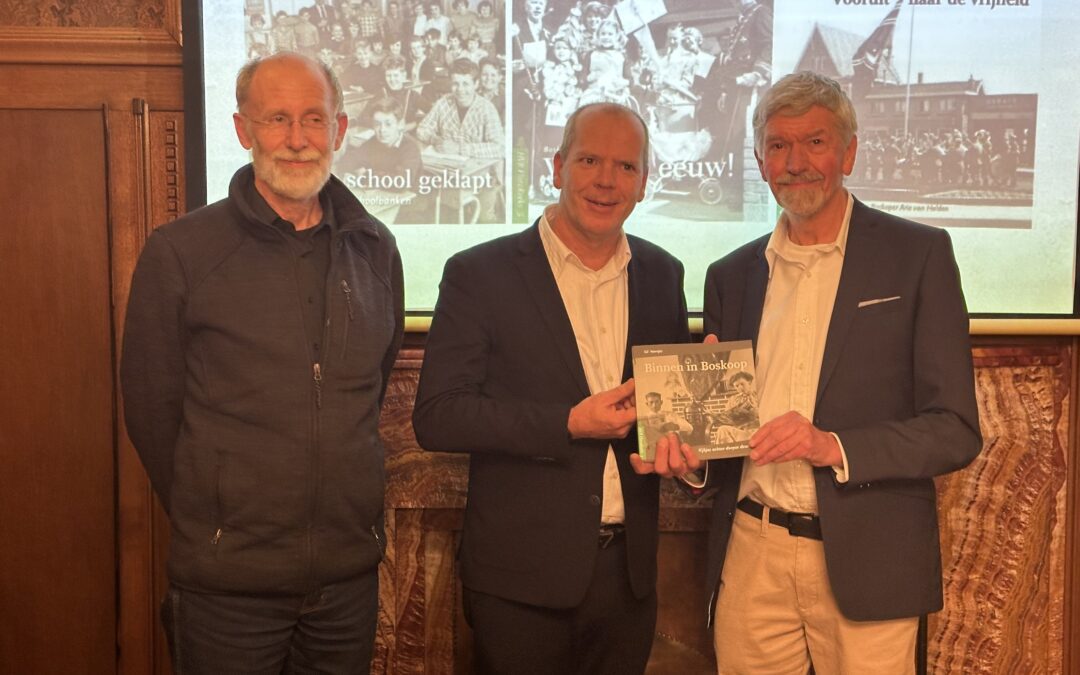 Sanseveria’s, bakelieten telefoons en rookwaar op tafel