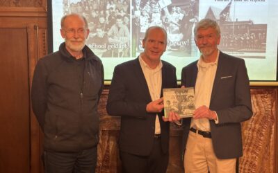 Sanseveria’s, bakelieten telefoons en rookwaar op tafel